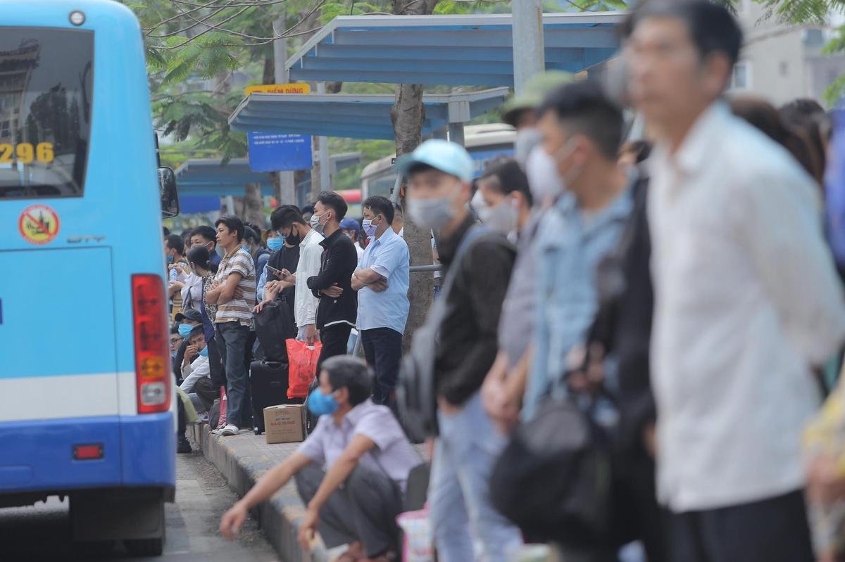 Người dân lỉnh kỉnh đồ đạc trở lại Hà Nội sau kì nghỉ lễ 30/4 kéo dài 4 ngày Ảnh 14