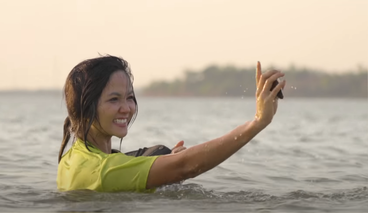 H'Hen Niê xuống sông bắt trai tài tình, duyên dáng thừa nhận: 'Hen béo quá, không chìm được' Ảnh 1