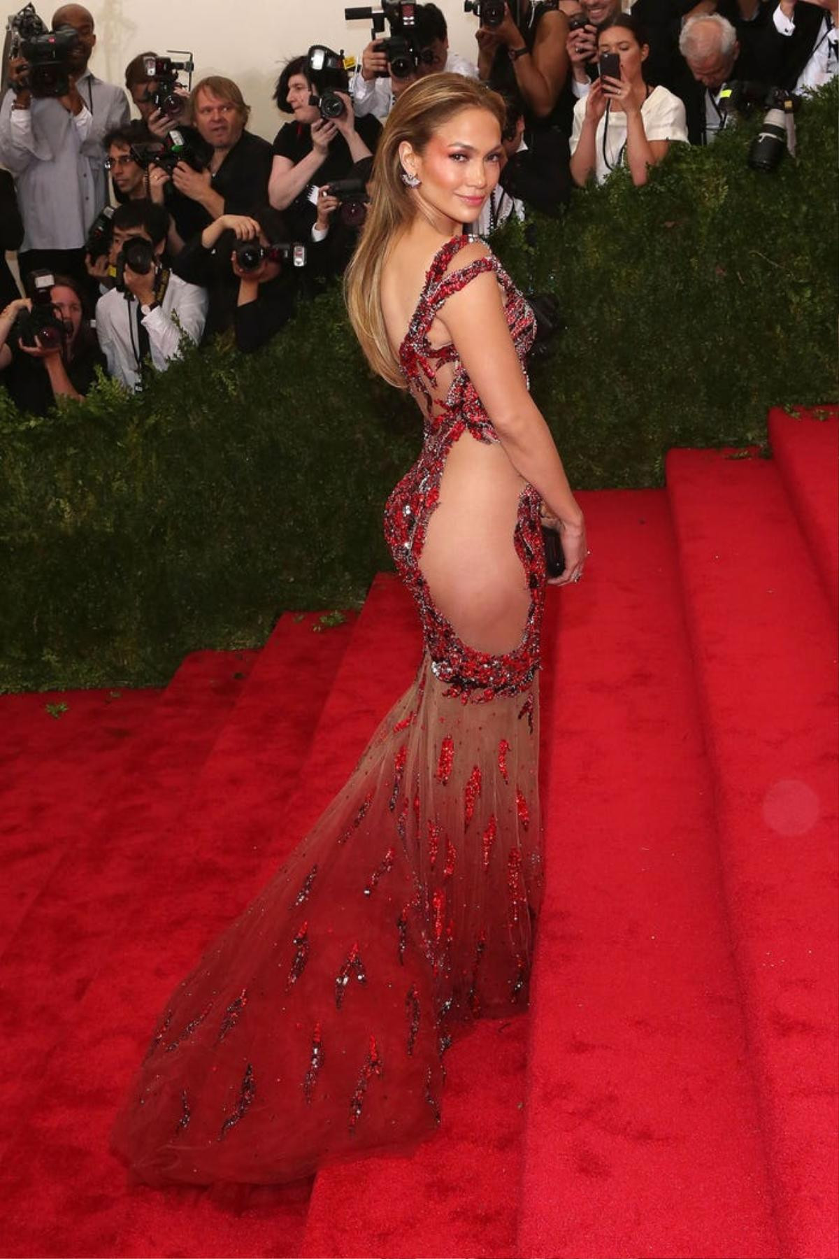 Những bộ cánh hiểm hóc nhất lịch sử Met Gala, Kim Kardashian gây sốc vì đi vệ sinh tại chỗ Ảnh 8