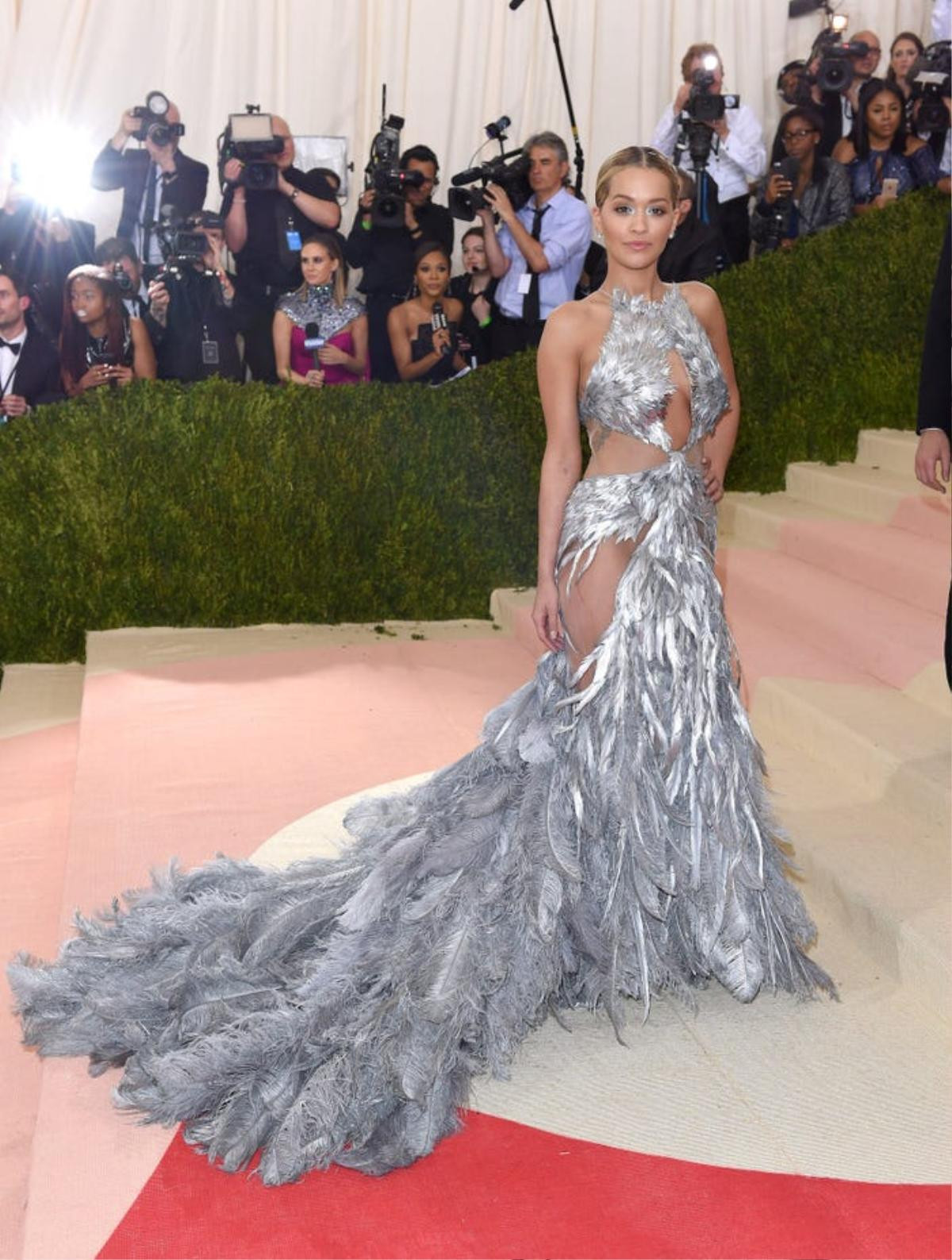 Những bộ cánh hiểm hóc nhất lịch sử Met Gala, Kim Kardashian gây sốc vì đi vệ sinh tại chỗ Ảnh 9