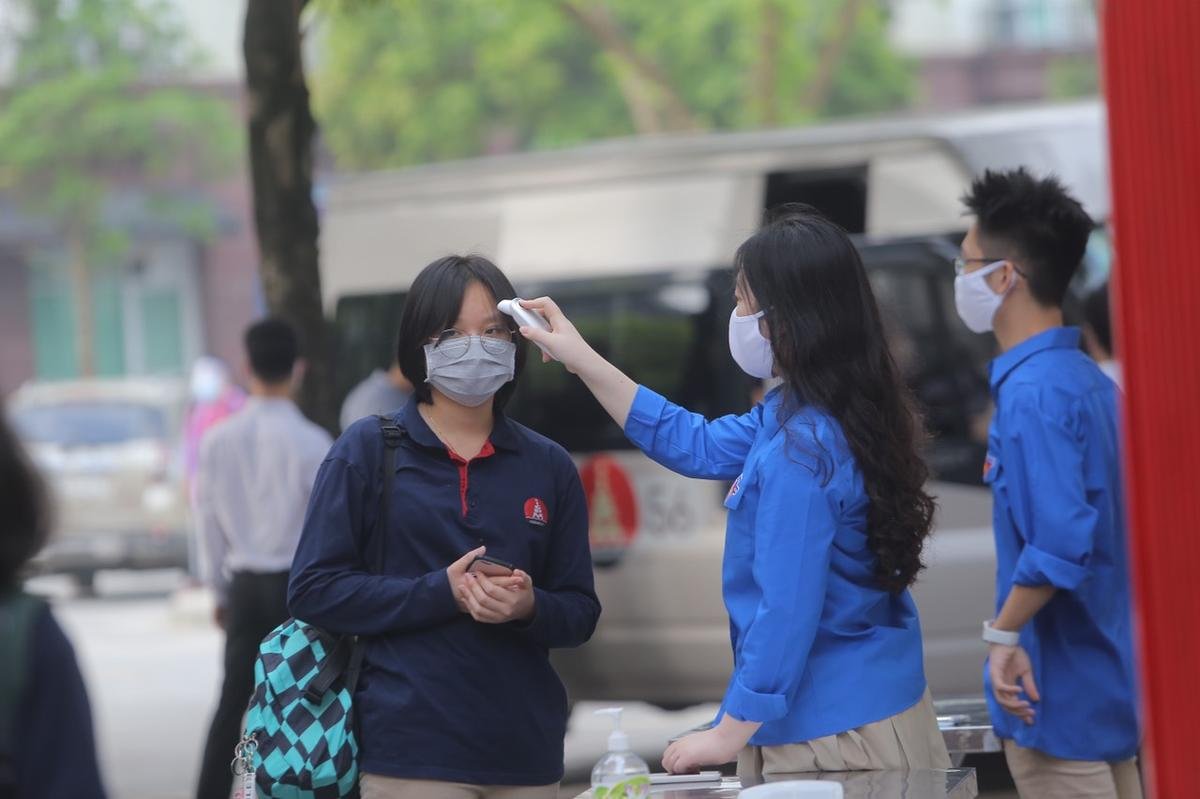 Học sinh Hà Nội vui vẻ trở lại trường sau kỳ nghỉ dài vì dịch COVID-19, thầy hiệu trưởng đứng ngoài cổng vẫy chào từng học trò Ảnh 4