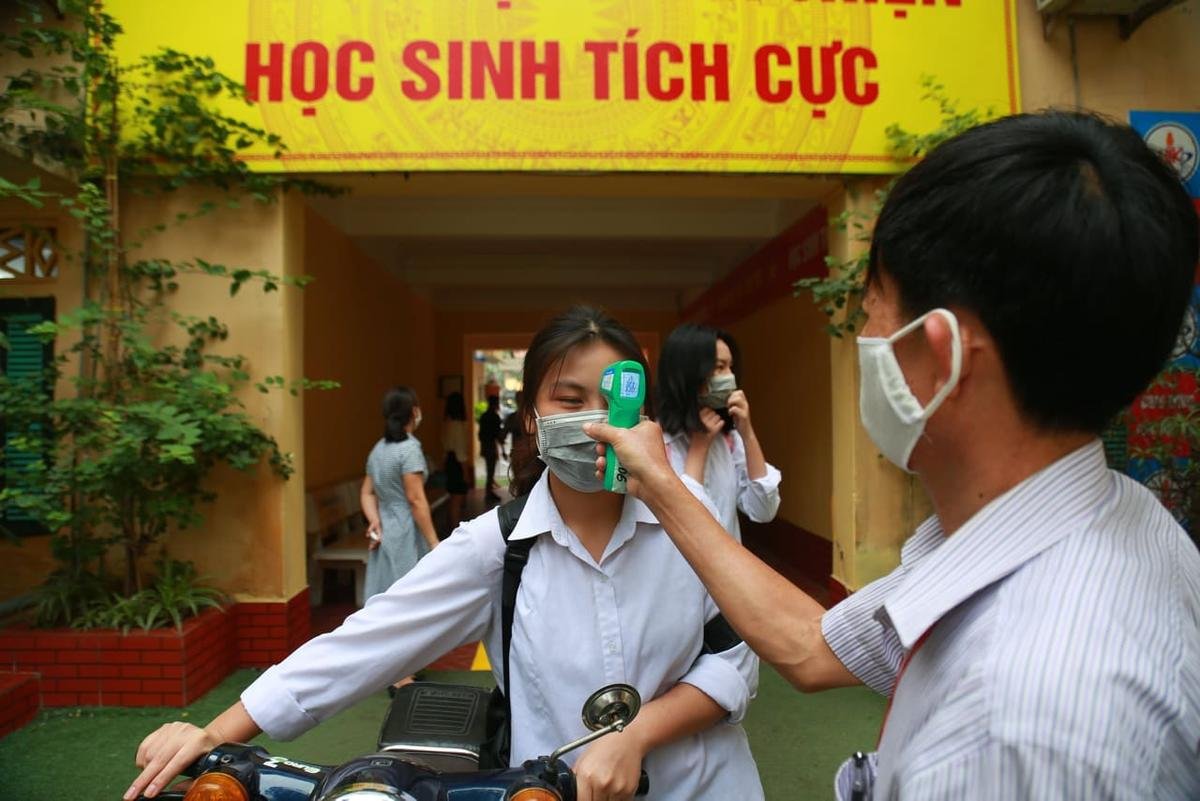 Học sinh Hà Nội vui vẻ trở lại trường sau kỳ nghỉ dài vì dịch COVID-19, thầy hiệu trưởng đứng ngoài cổng vẫy chào từng học trò Ảnh 19