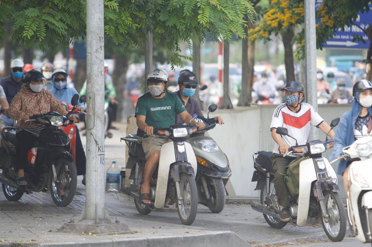 Đường phố đông nghịt, lâu lắm rồi mới thấy 'đặc sản' tắc đường ở Hà Nội sau kỳ nghỉ dài vì dịch COVID-19 Ảnh 13