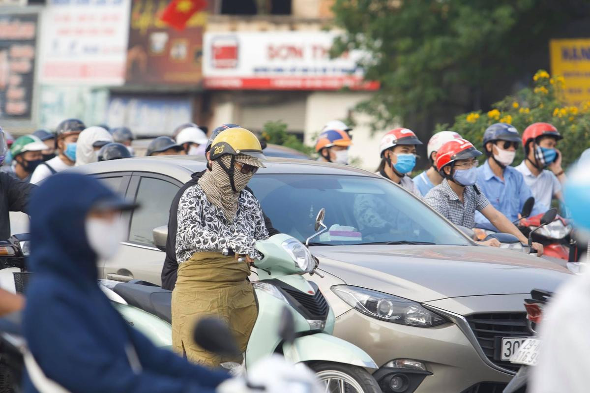 Đường phố đông nghịt, lâu lắm rồi mới thấy 'đặc sản' tắc đường ở Hà Nội sau kỳ nghỉ dài vì dịch COVID-19 Ảnh 14