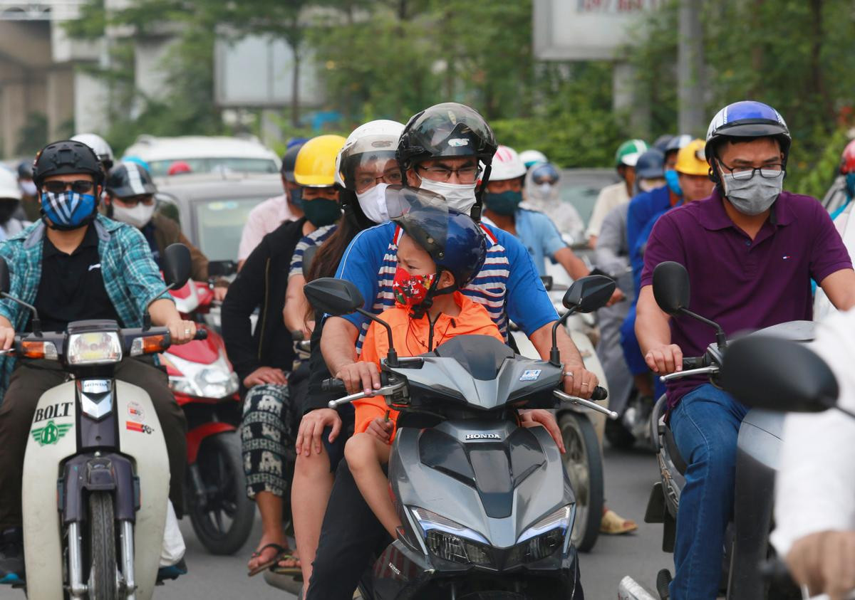 Đường phố đông nghịt, lâu lắm rồi mới thấy 'đặc sản' tắc đường ở Hà Nội sau kỳ nghỉ dài vì dịch COVID-19 Ảnh 4