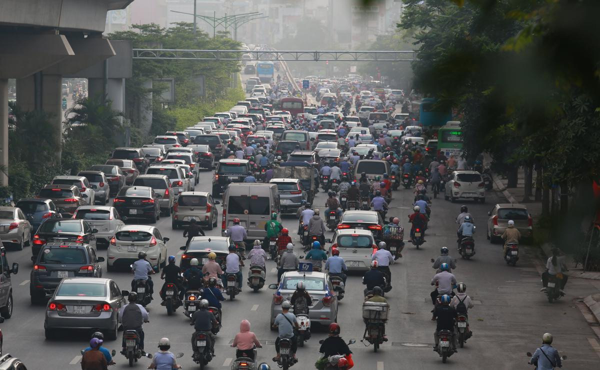 Đường phố đông nghịt, lâu lắm rồi mới thấy 'đặc sản' tắc đường ở Hà Nội sau kỳ nghỉ dài vì dịch COVID-19 Ảnh 2