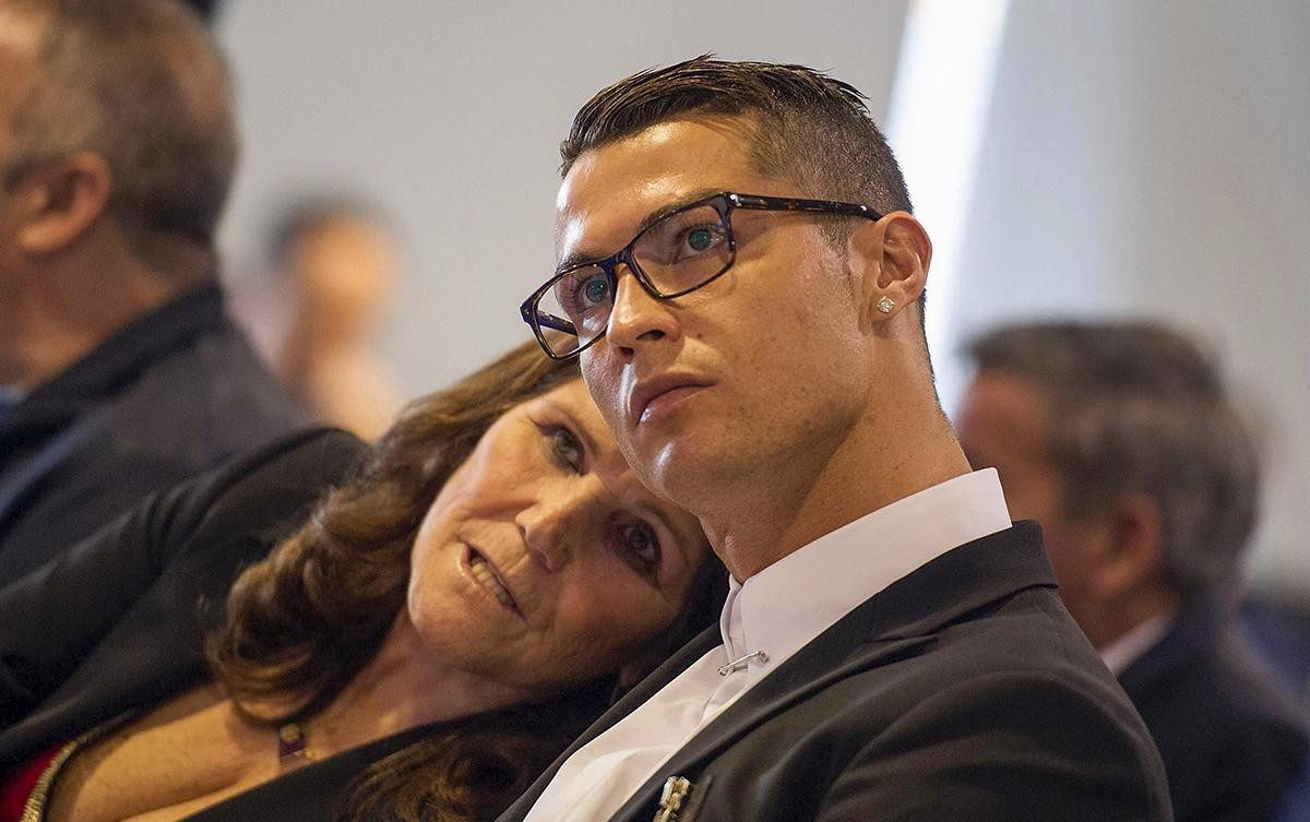 Cristiano Ronaldo tặng đấng sinh thành xế sang tiền tỷ nhân 'Ngày của mẹ' Ảnh 2