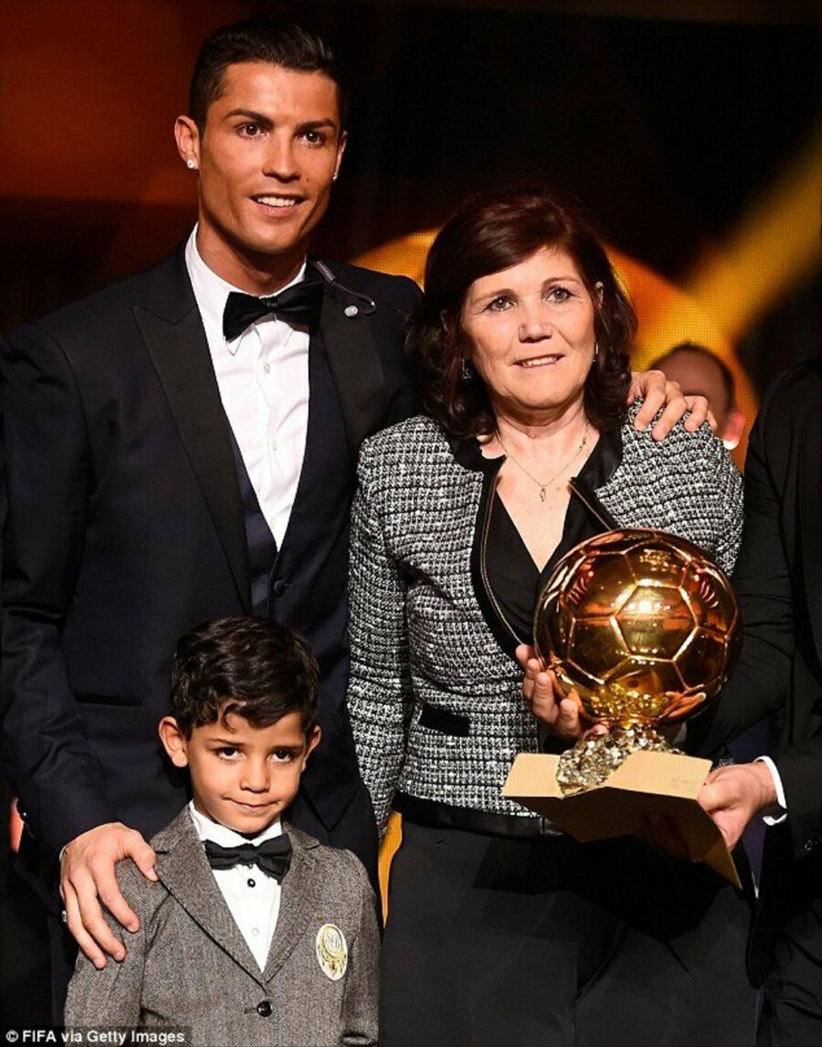 Cristiano Ronaldo tặng đấng sinh thành xế sang tiền tỷ nhân 'Ngày của mẹ' Ảnh 3