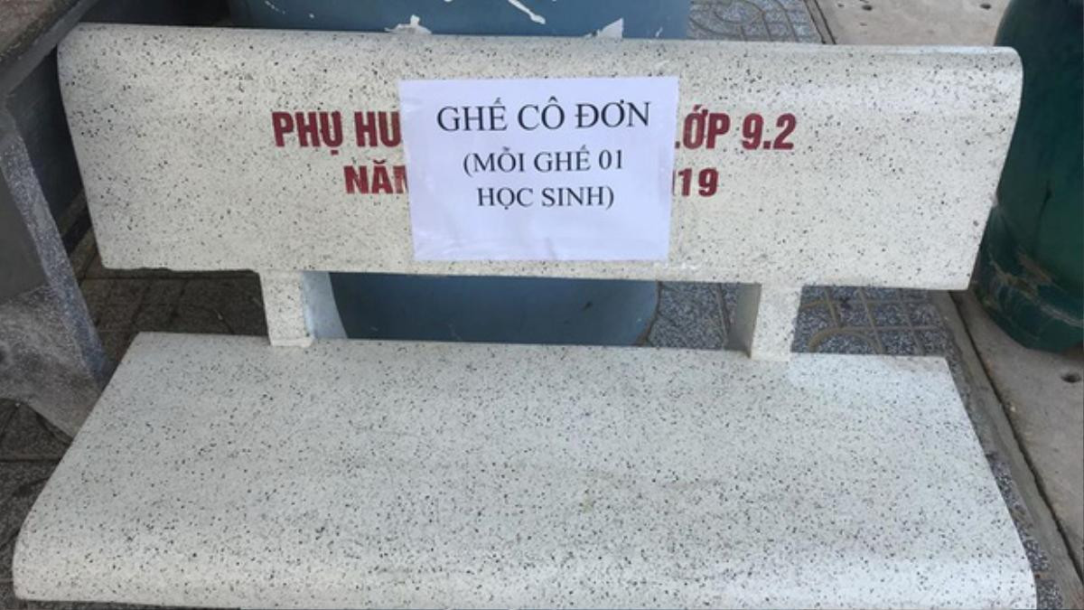 Trở lại trường học sau ‘kỳ nghỉ Tết dài nhất lịch sử’, chiếc ghế đá quen thuộc của học sinh ngày nào nay bỗng hóa ‘cô đơn’ Ảnh 1