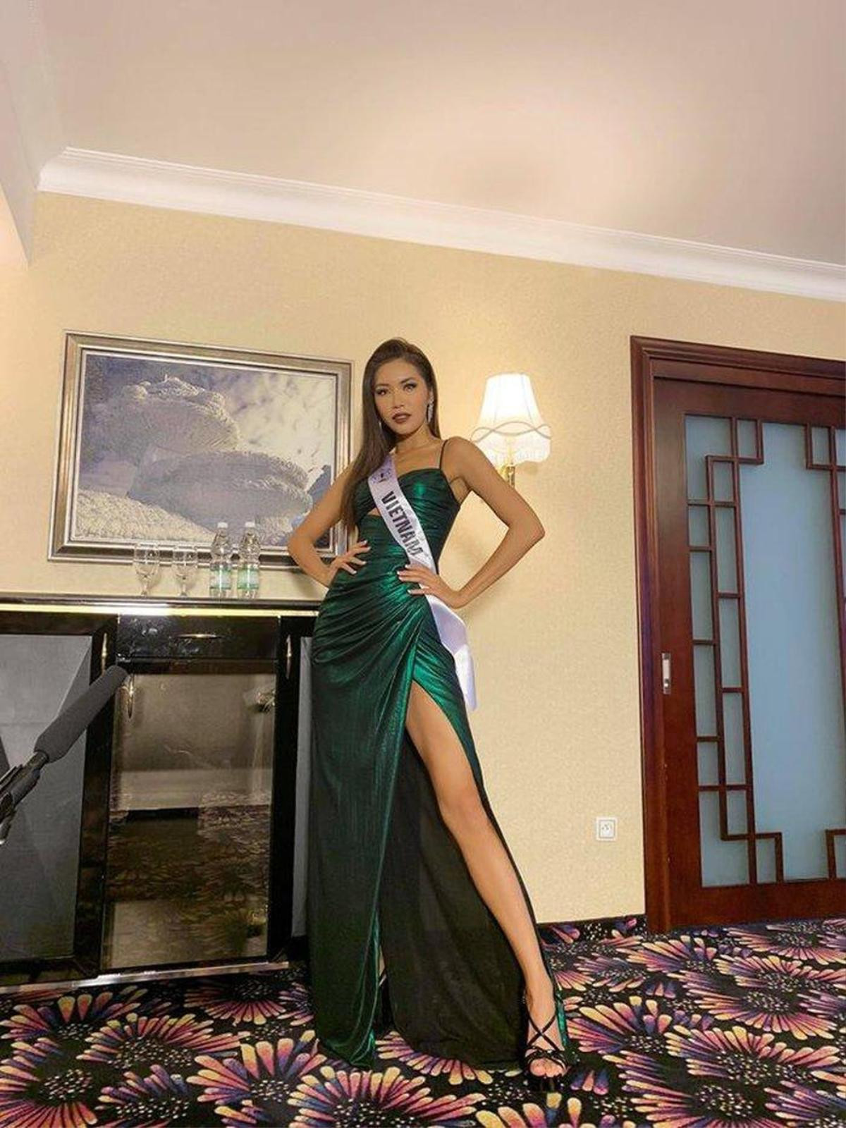 Minh Tú - Hoài Sa nhường đối thủ váy xịn, Hoàng Thùy nổi danh 'tốt bụng nhất Miss Universe' Ảnh 4