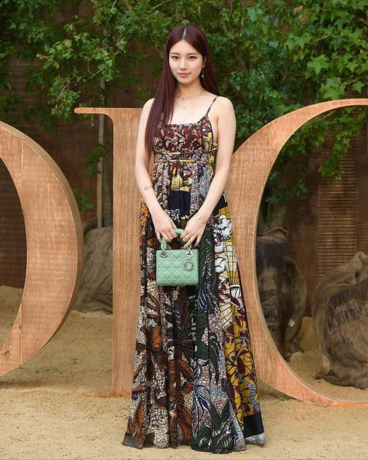 'Tình đầu quốc dân' Suzy khiến fans bao lần điêu đứng khi diện váy lộ vòng một 'khủng' Ảnh 12