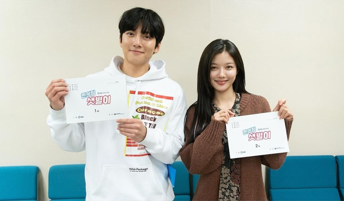 Ji Chang Wook - Kim Yoo Jung đẹp đôi tại buổi đọc kịch bản, phim chiếu khi 'Quân vương bất diệt' kết thúc Ảnh 1