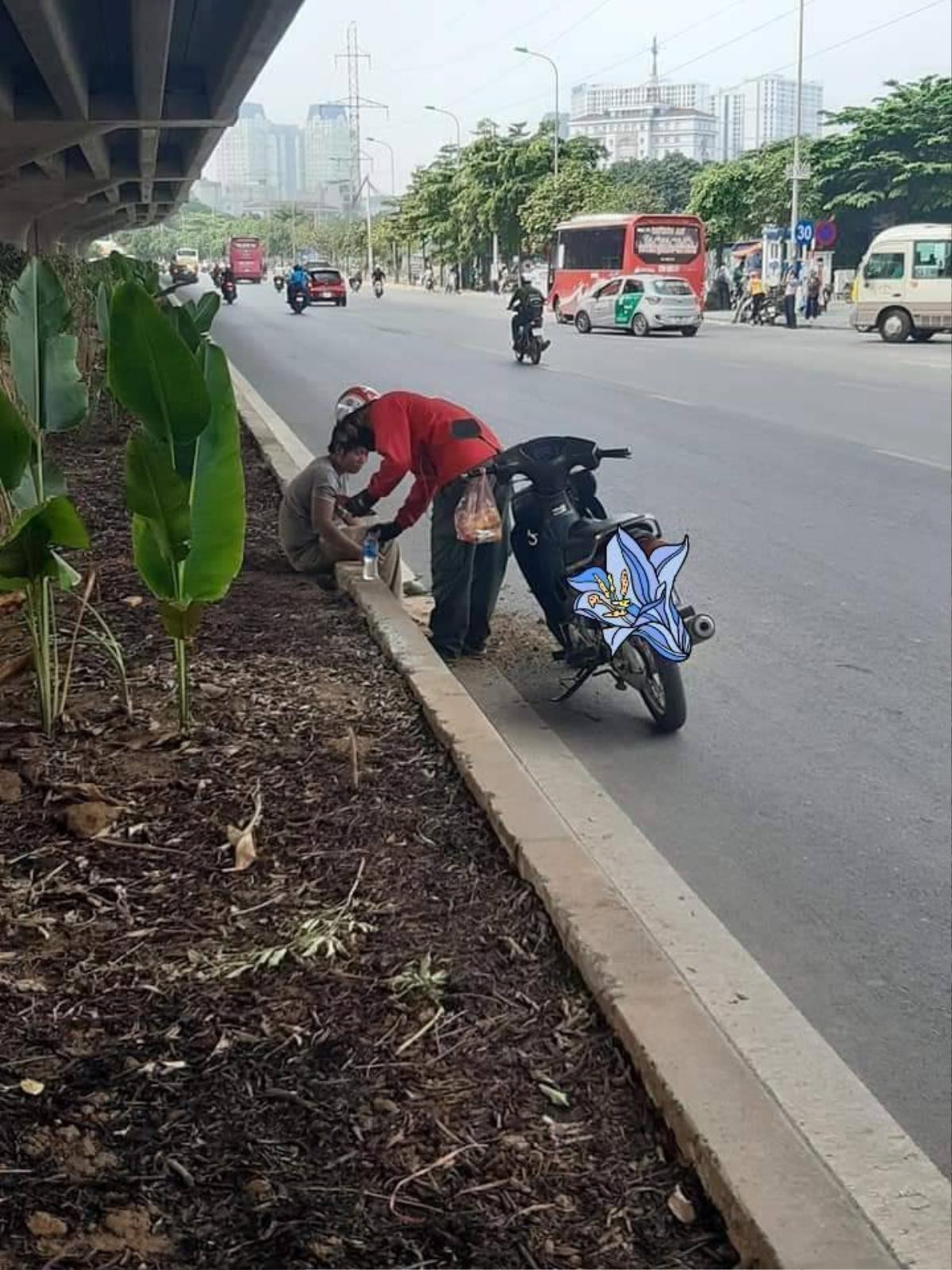 Dân mạng xúc động trước hành động sẻ chia ổ bánh mì cho người lạ ven đường của bác xe ôm: Hạnh phúc là khi chúng ta được cho đi! Ảnh 3