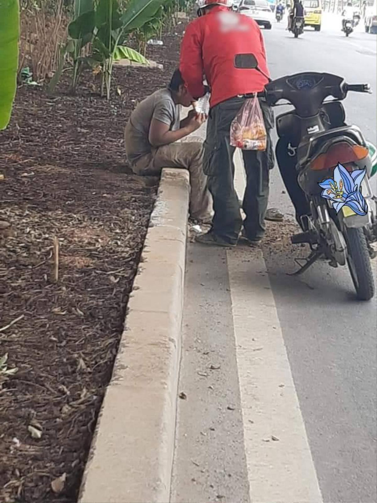 Dân mạng xúc động trước hành động sẻ chia ổ bánh mì cho người lạ ven đường của bác xe ôm: Hạnh phúc là khi chúng ta được cho đi! Ảnh 2