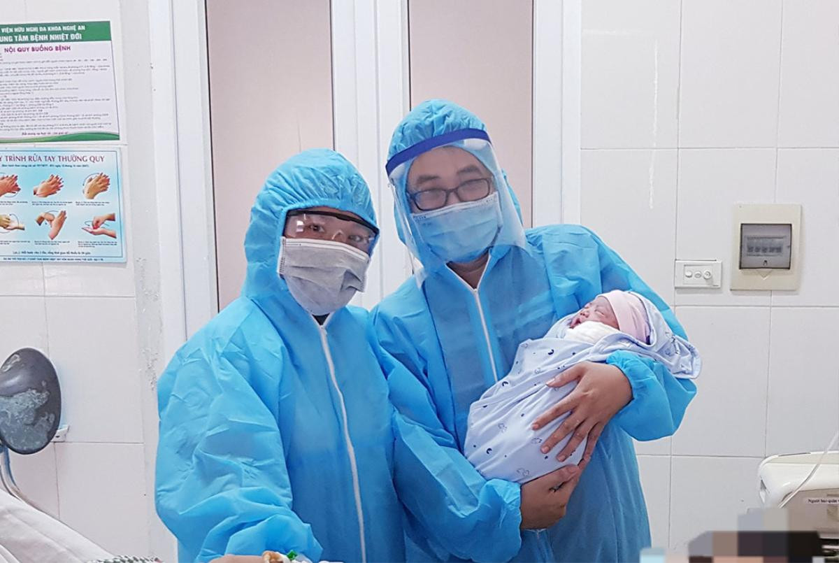 Bé gái 3,5kg chào đời trong phòng cách ly Ảnh 1