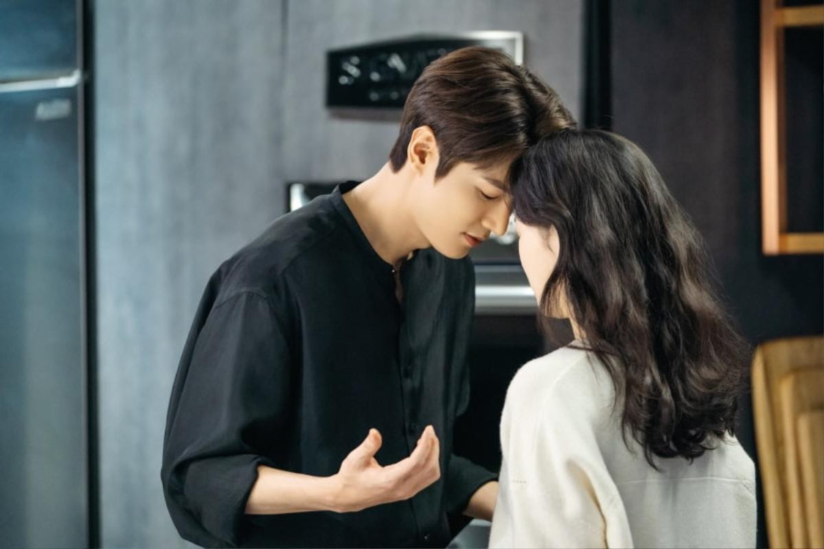 Bất chấp rating đì đẹt, Lee Min Ho và Kim Go Eun không ngừng cười đùa trong đoạn clip hậu trường 'Quân vương bất diệt' Ảnh 1