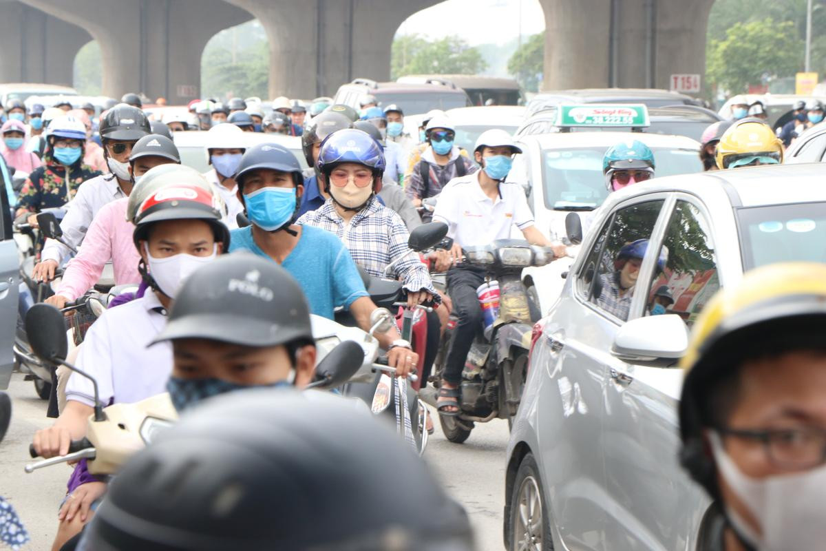 ‘Biển người’ tắc cứng trên đường phố Hà Nội trong ngày học sinh toàn cấp quay lại trường học Ảnh 14