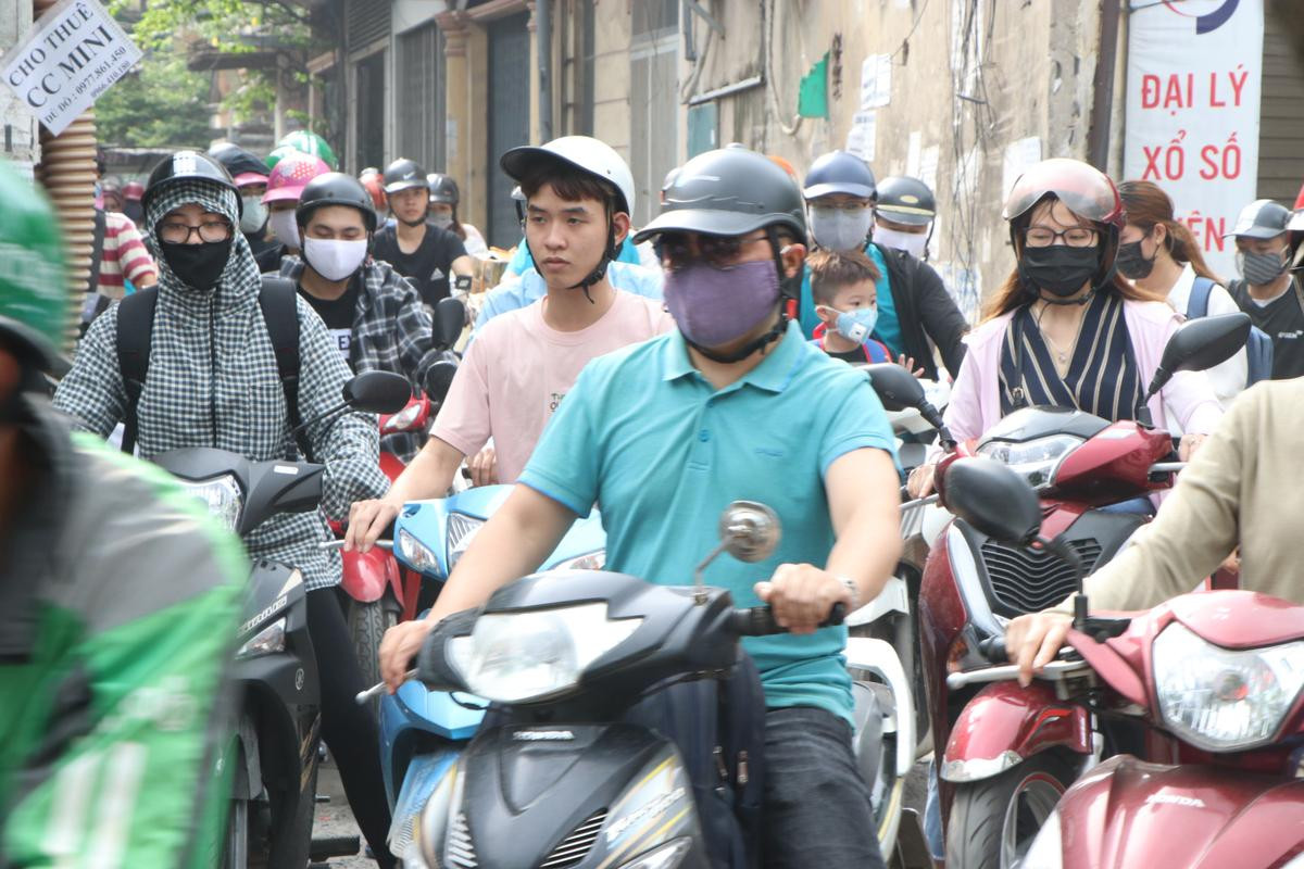 ‘Biển người’ tắc cứng trên đường phố Hà Nội trong ngày học sinh toàn cấp quay lại trường học Ảnh 16