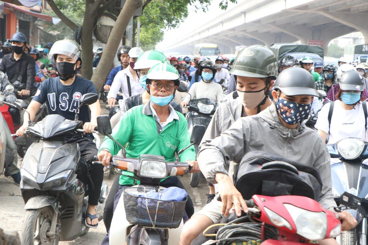 ‘Biển người’ tắc cứng trên đường phố Hà Nội trong ngày học sinh toàn cấp quay lại trường học Ảnh 13