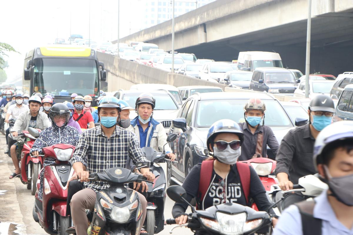 ‘Biển người’ tắc cứng trên đường phố Hà Nội trong ngày học sinh toàn cấp quay lại trường học Ảnh 12