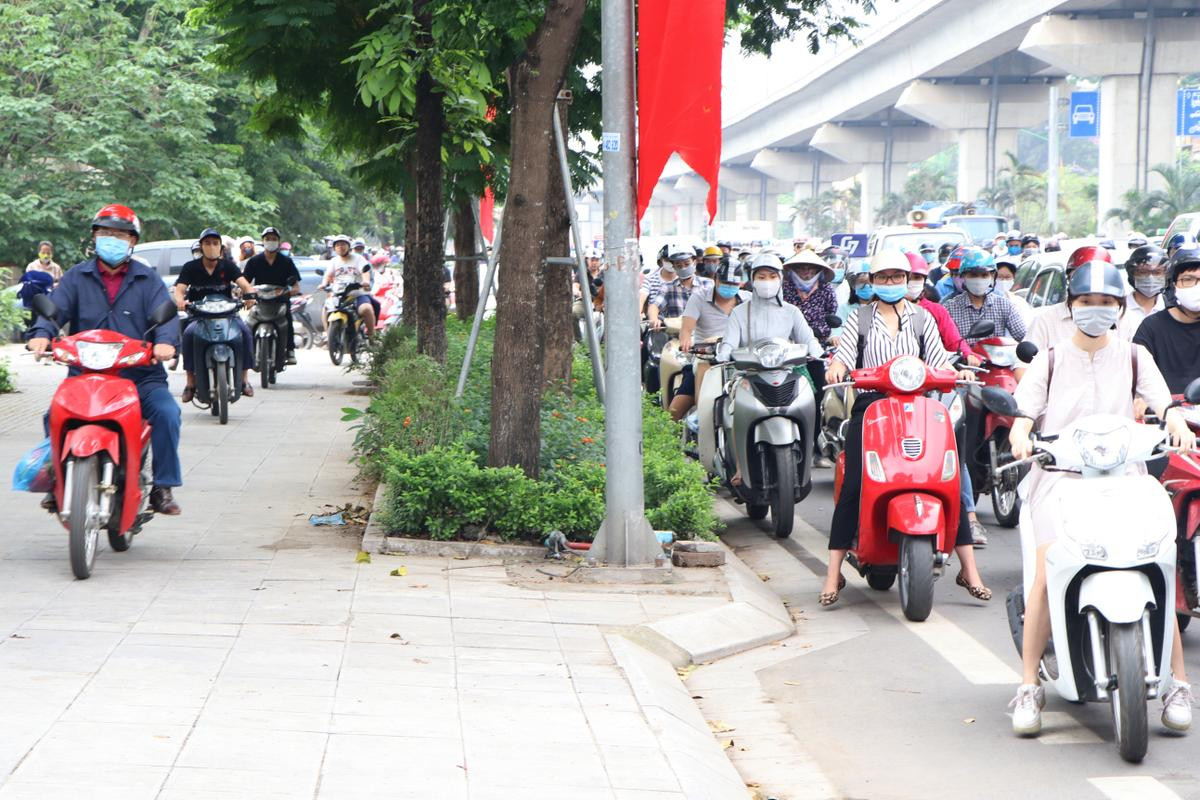 ‘Biển người’ tắc cứng trên đường phố Hà Nội trong ngày học sinh toàn cấp quay lại trường học Ảnh 10