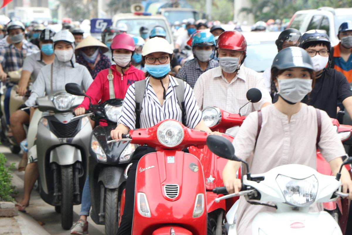 ‘Biển người’ tắc cứng trên đường phố Hà Nội trong ngày học sinh toàn cấp quay lại trường học Ảnh 9