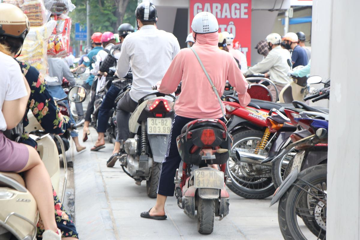 ‘Biển người’ tắc cứng trên đường phố Hà Nội trong ngày học sinh toàn cấp quay lại trường học Ảnh 11