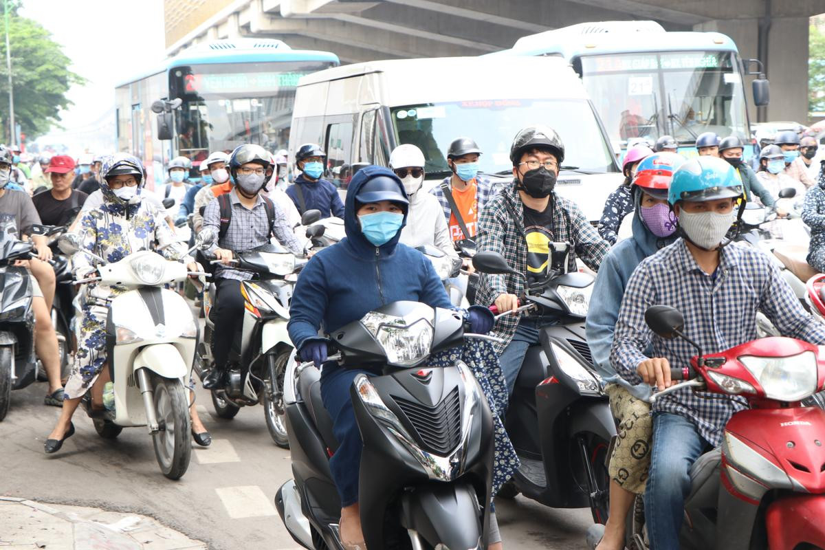 ‘Biển người’ tắc cứng trên đường phố Hà Nội trong ngày học sinh toàn cấp quay lại trường học Ảnh 7