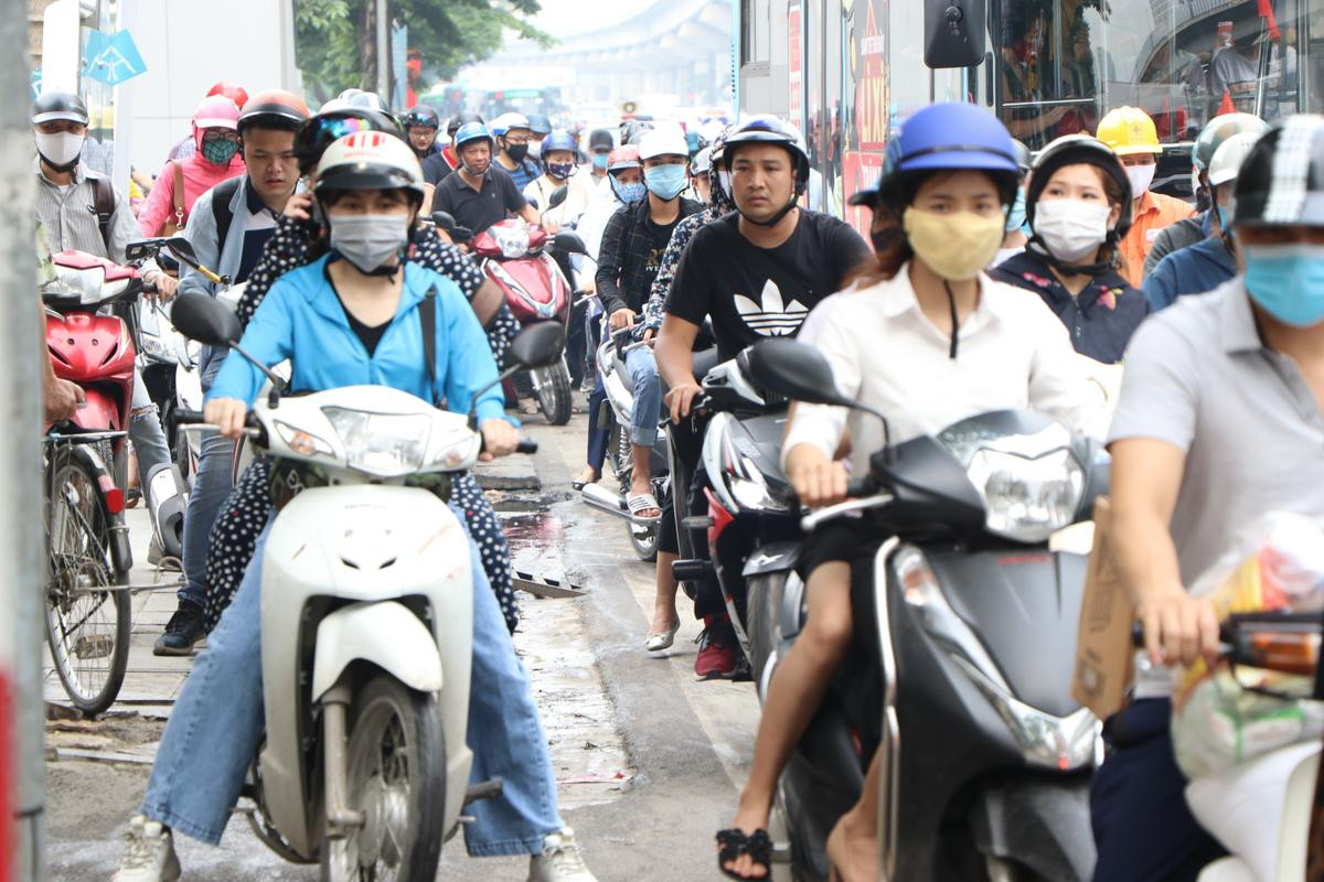 ‘Biển người’ tắc cứng trên đường phố Hà Nội trong ngày học sinh toàn cấp quay lại trường học Ảnh 8