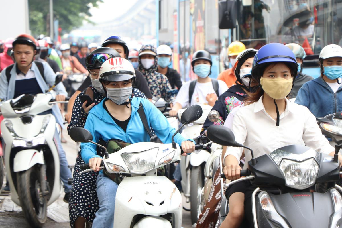 ‘Biển người’ tắc cứng trên đường phố Hà Nội trong ngày học sinh toàn cấp quay lại trường học Ảnh 5