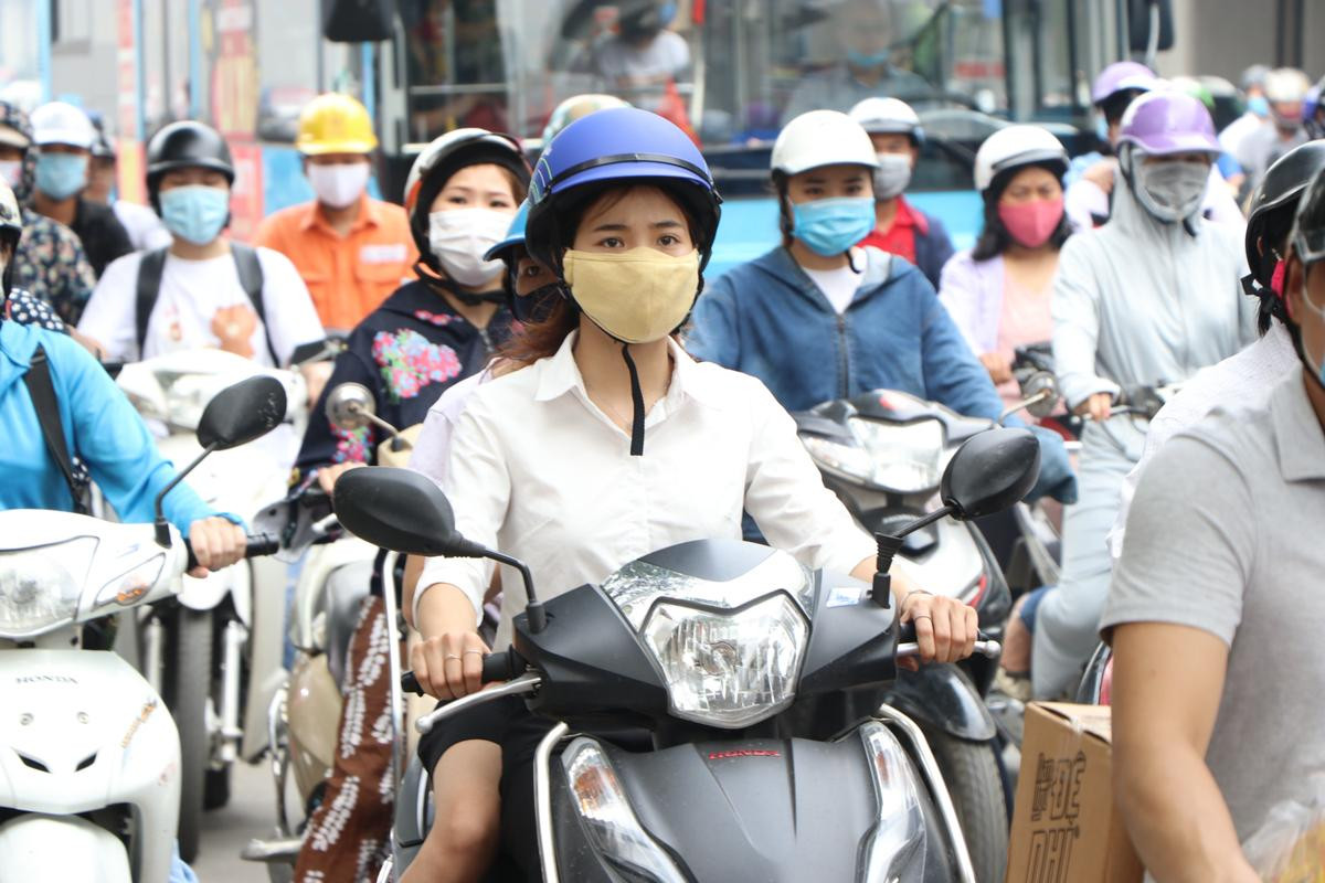 ‘Biển người’ tắc cứng trên đường phố Hà Nội trong ngày học sinh toàn cấp quay lại trường học Ảnh 6