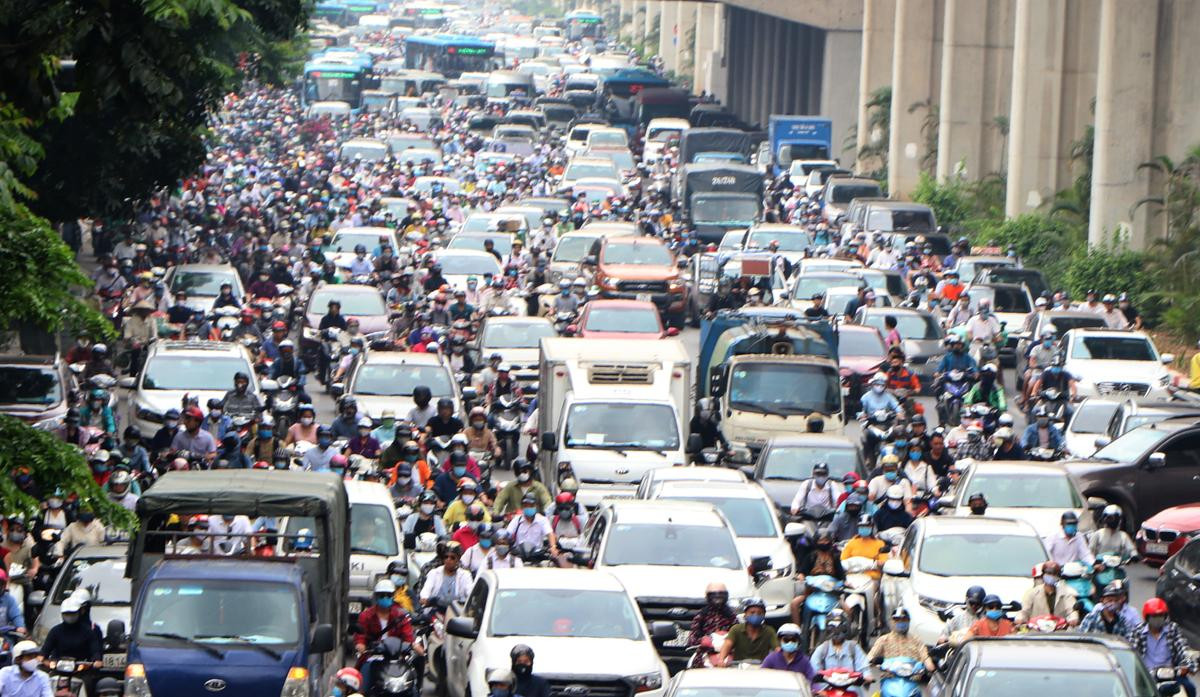 ‘Biển người’ tắc cứng trên đường phố Hà Nội trong ngày học sinh toàn cấp quay lại trường học Ảnh 4