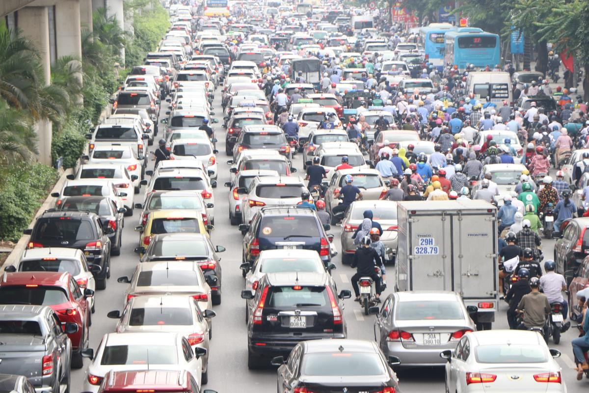 ‘Biển người’ tắc cứng trên đường phố Hà Nội trong ngày học sinh toàn cấp quay lại trường học Ảnh 2