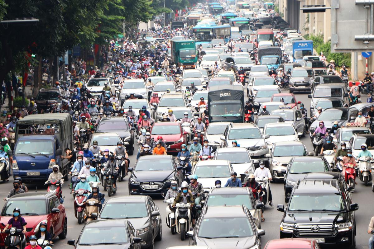 ‘Biển người’ tắc cứng trên đường phố Hà Nội trong ngày học sinh toàn cấp quay lại trường học Ảnh 1