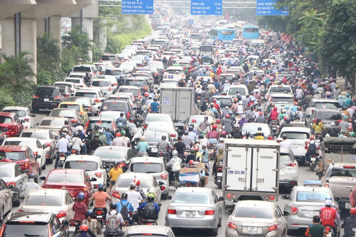 ‘Biển người’ tắc cứng trên đường phố Hà Nội trong ngày học sinh toàn cấp quay lại trường học Ảnh 3