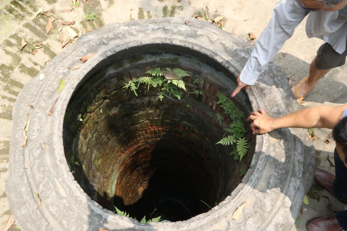 Chuyện về giếng cổ hàng trăm năm tuổi ở Hà Nội: 10 thanh niên trai tráng múc cả ngày không cạn Ảnh 5