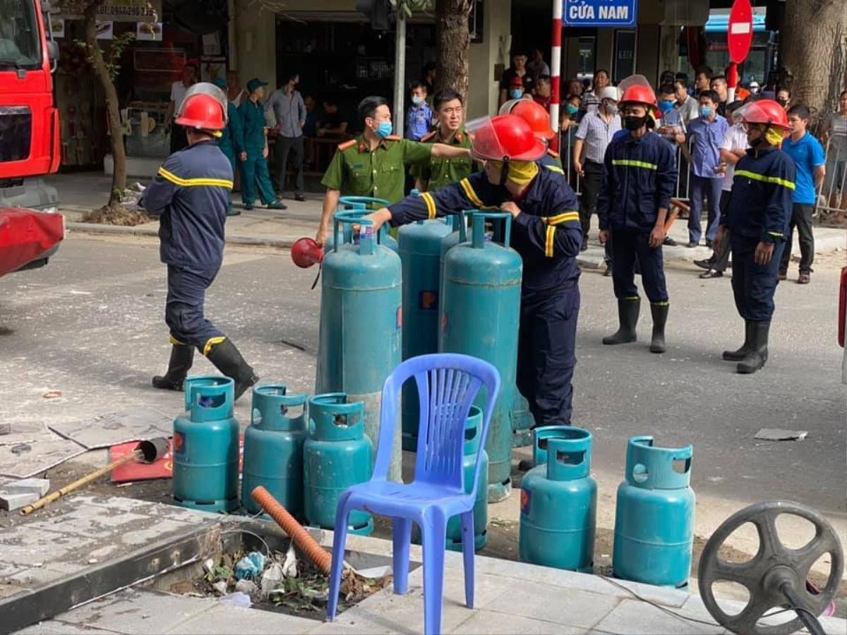 Nổ bình gas ở nhà hàng gà rán trên phố Cửa Nam, nhiều người nhập viện cấp cứu Ảnh 4