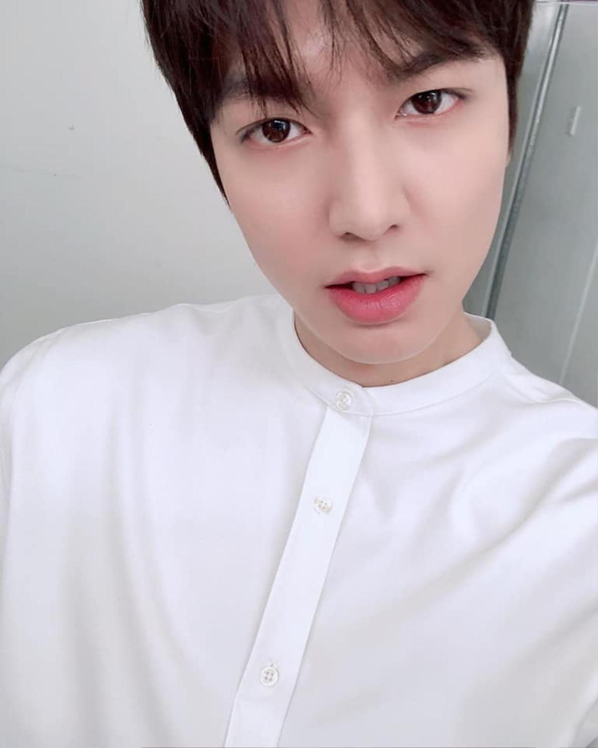 'Hoàng đế' Lee Min Ho diện áo trắng chất phát ngất selfie và gửi tặng fans thơ kỉ niệm 14 năm debut Ảnh 4