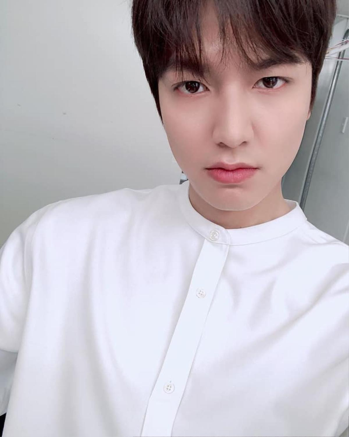 'Hoàng đế' Lee Min Ho diện áo trắng chất phát ngất selfie và gửi tặng fans thơ kỉ niệm 14 năm debut Ảnh 5