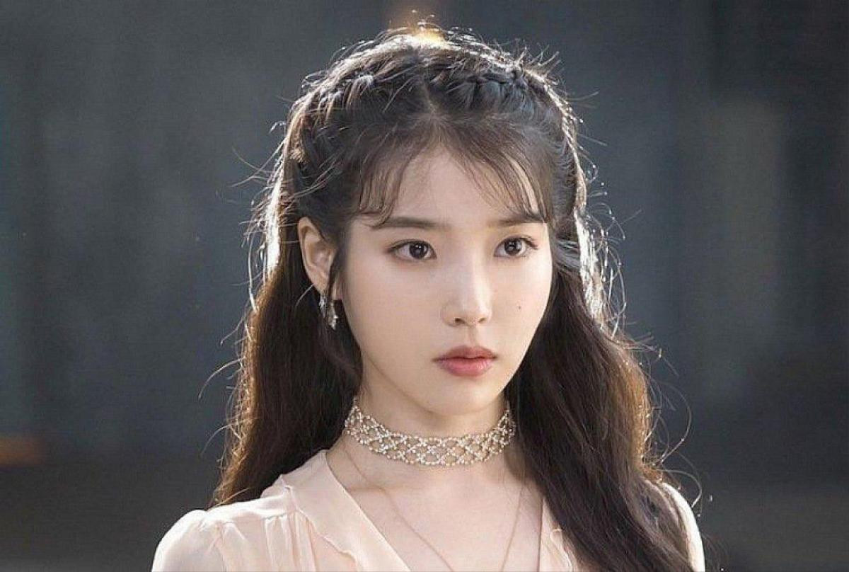 IU - Từ cô ca sĩ vạn người mê đến nữ diễn viên được đề cử ngang hàng với Son Ye Jin Ảnh 14