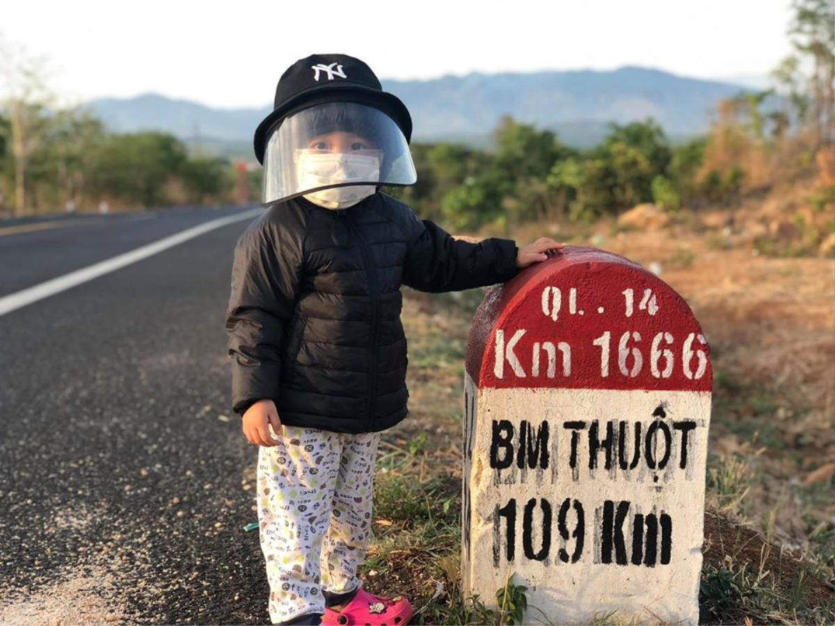 'Em bé phượt thủ' vượt gần 400 km du lịch cùng bố mẹ 'đốn tim' dân mạng vì vẻ đáng yêu khó cưỡng Ảnh 2