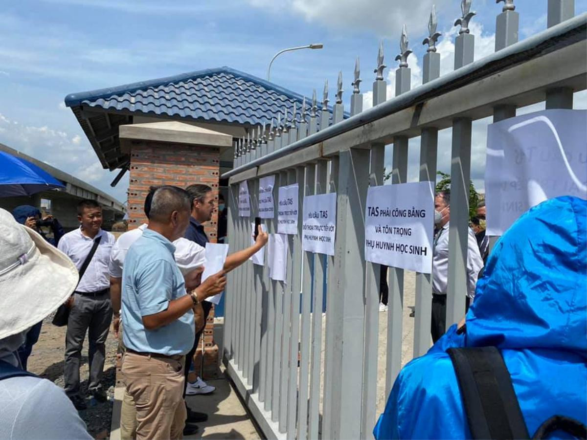 Hàng loạt trường Quốc tế bị phụ huynh kéo đến phản đối chính sách học phí trong mùa dịch Ảnh 5