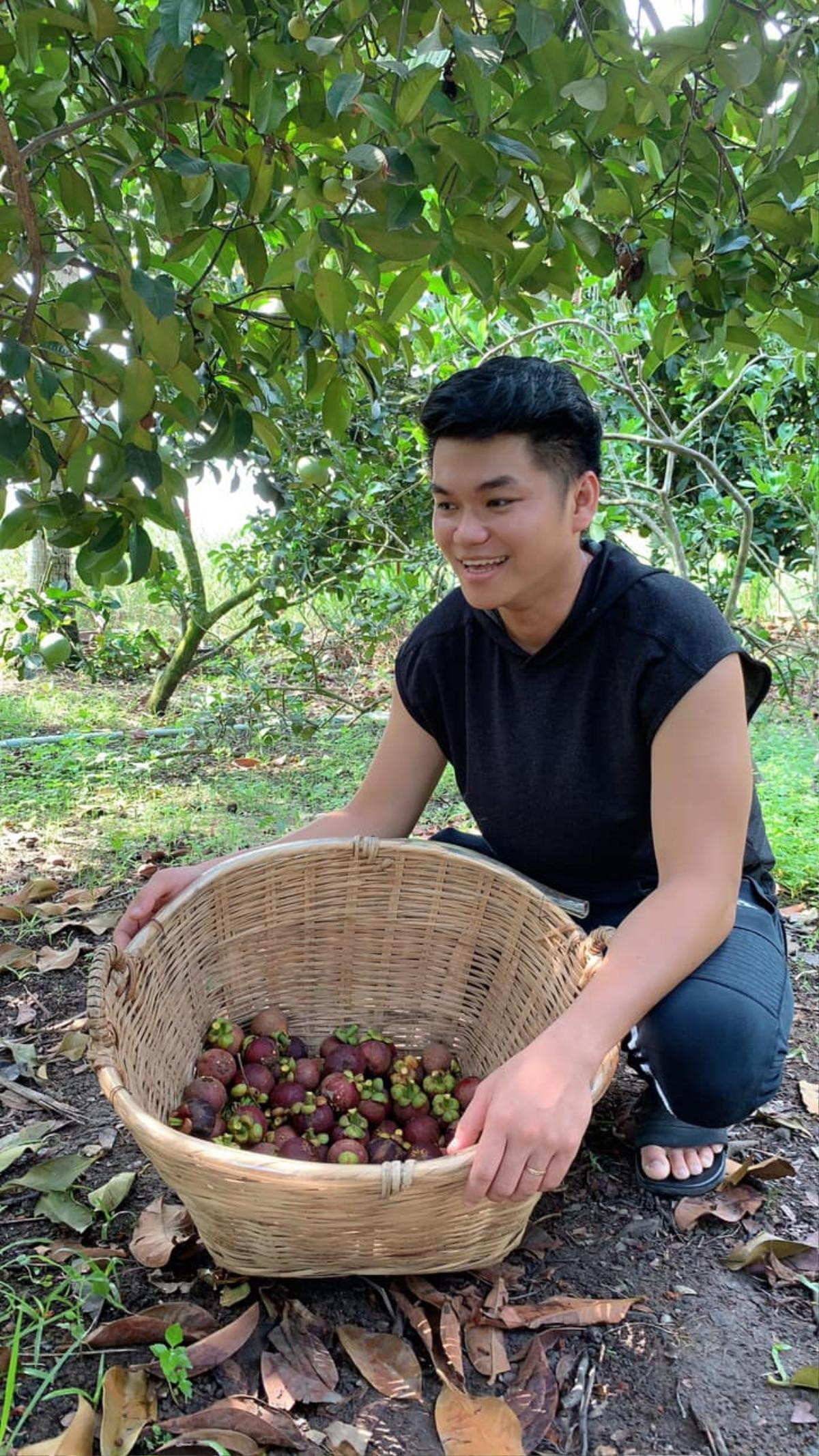 Lê Phương hạnh phúc khi con trai 'dạy' mẹ cách ăn trái cây sao cho đẳng cấp Ảnh 8