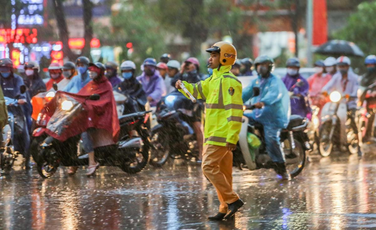 Hà Nội mưa dông cuối chiều khiến nhiều tuyến đường tắc cứng, người dân vật vã dầm mưa về nhà Ảnh 13