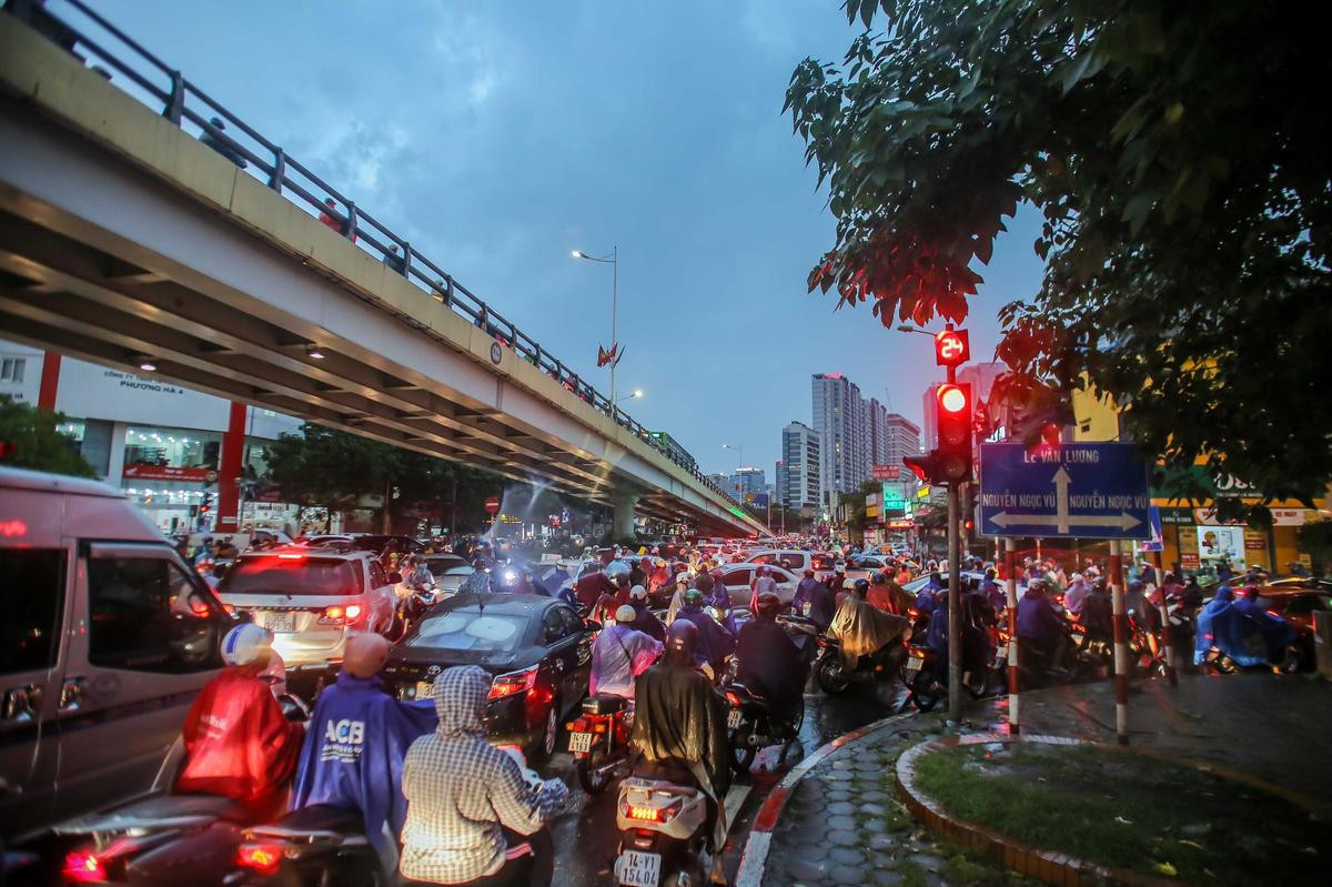 Hà Nội mưa dông cuối chiều khiến nhiều tuyến đường tắc cứng, người dân vật vã dầm mưa về nhà Ảnh 12