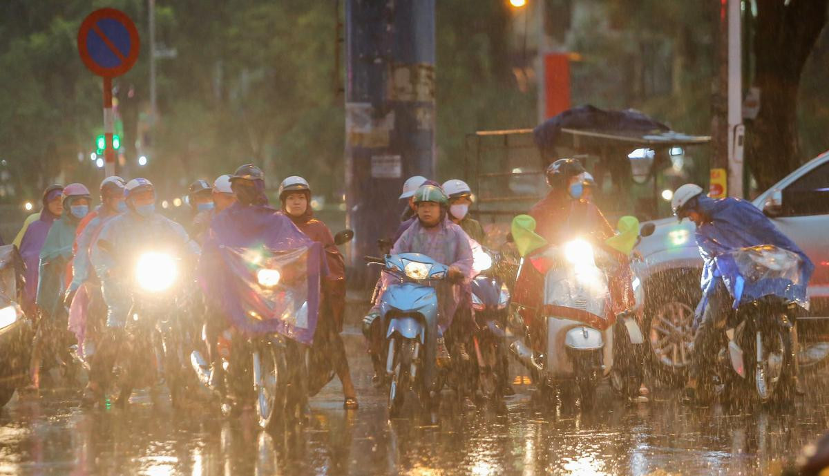 Hà Nội mưa dông cuối chiều khiến nhiều tuyến đường tắc cứng, người dân vật vã dầm mưa về nhà Ảnh 7