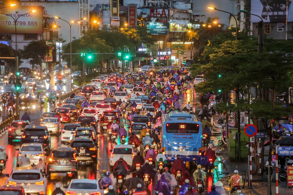 Hà Nội mưa dông cuối chiều khiến nhiều tuyến đường tắc cứng, người dân vật vã dầm mưa về nhà Ảnh 5