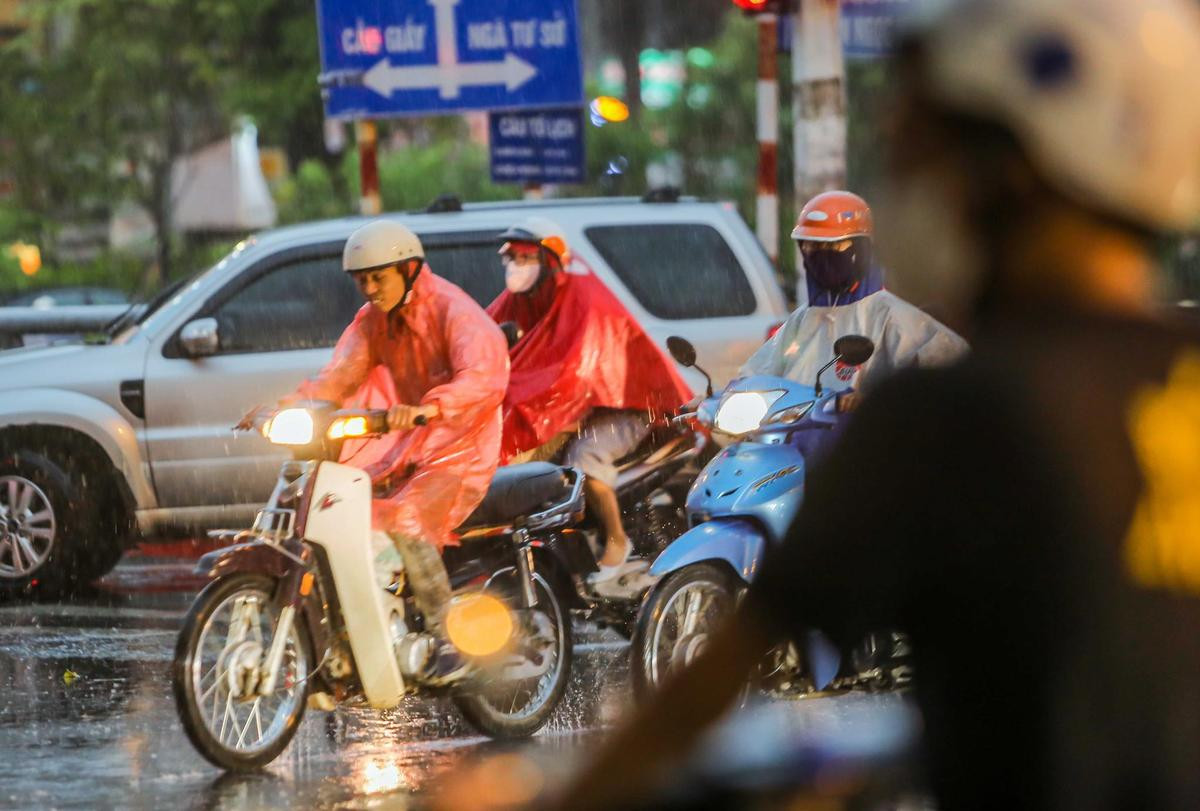 Hà Nội mưa dông cuối chiều khiến nhiều tuyến đường tắc cứng, người dân vật vã dầm mưa về nhà Ảnh 8