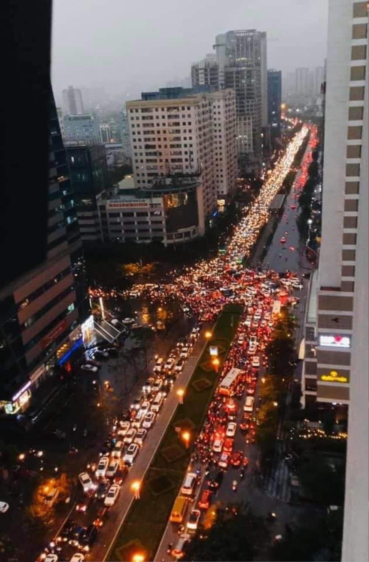 Hà Nội mưa dông cuối chiều khiến nhiều tuyến đường tắc cứng, người dân vật vã dầm mưa về nhà Ảnh 3