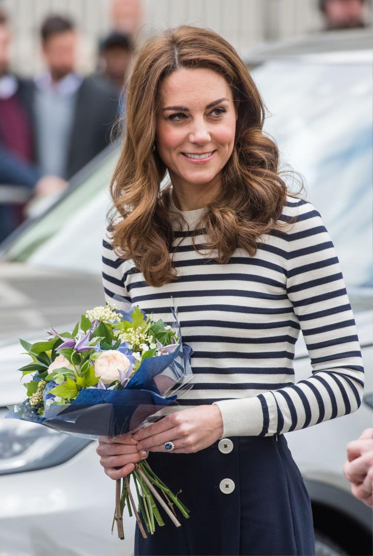 Công nương Kate Middleton tự cách ly ở nhà vẫn ăn diện như đi sự kiện Ảnh 4